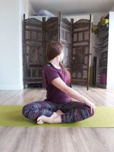 centro-de-yoga-en-mostoles-respirayoga-torsion-sentado